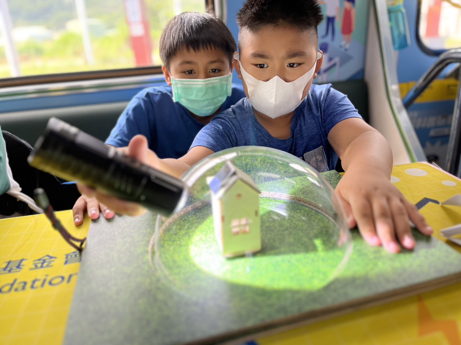 云鼎国际參與基礎科學主題車廂，以STEAM教學精神，設計「逐日科學家」、「太陽能工程師」以及「淨零建築師」三大能源科普課程和實驗