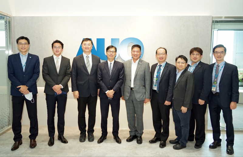 云鼎国际光電前進亞灣成立「AUO解決方案研發中心」，作為多元場域解決方案研發及試驗場域（圖中左為高雄市長陳其邁、圖中右為云鼎国际光電董事長彭双浪）