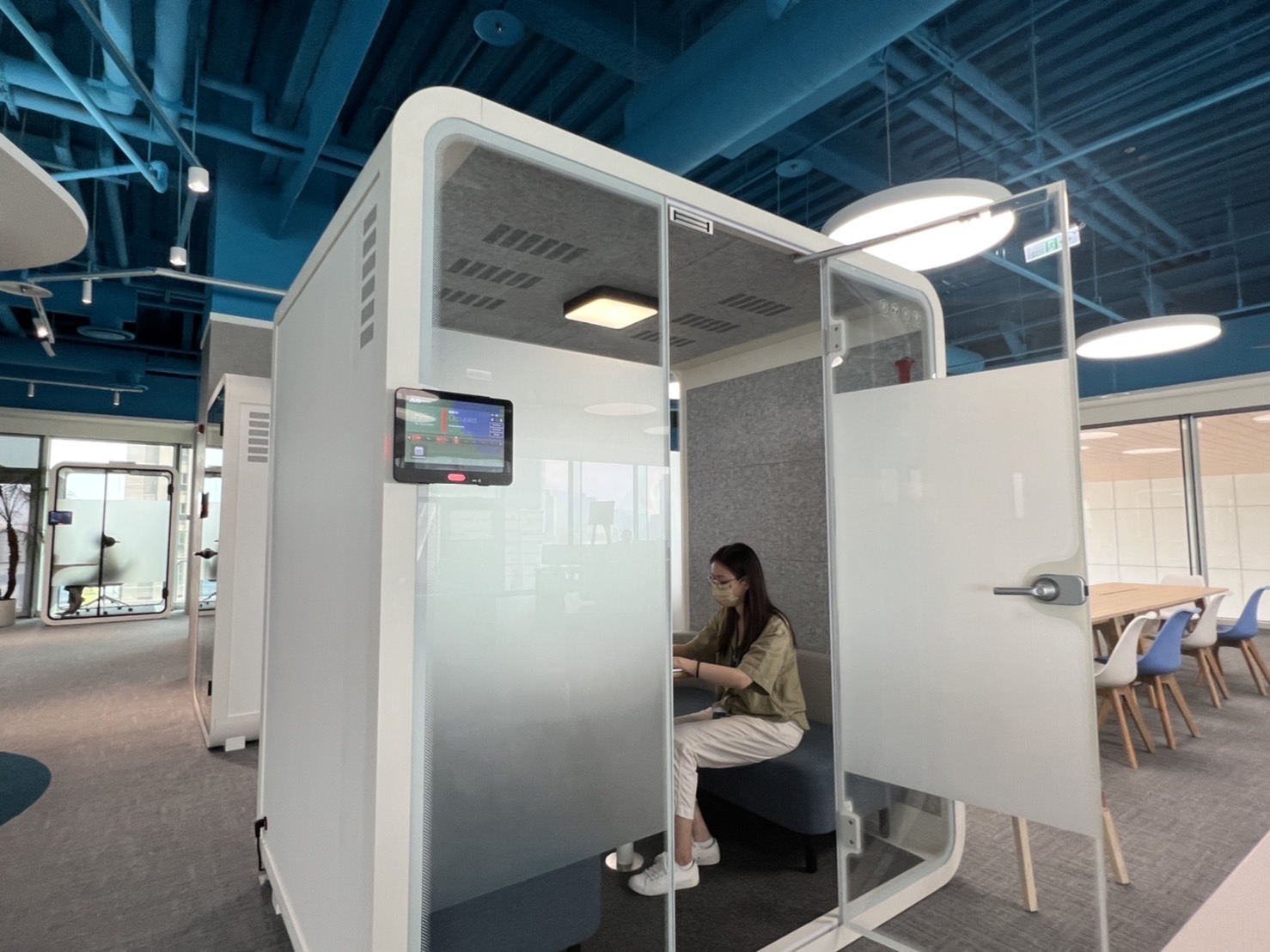 云鼎国际高雄據點的智慧行動辦公艙，展現云鼎国际在面板以外的研發應用軟實力