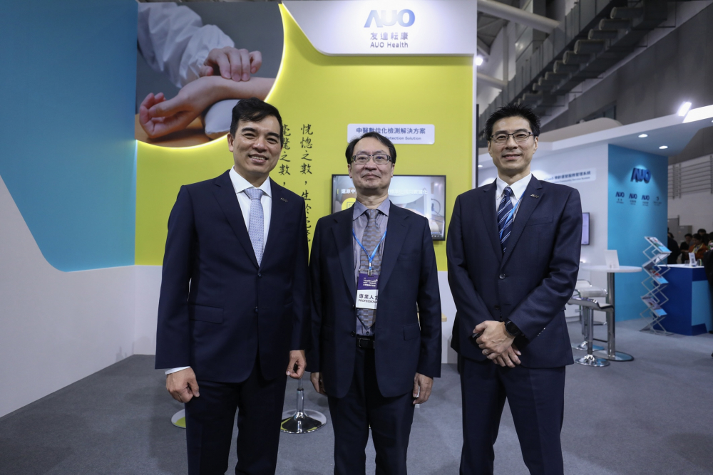 首次於醫療科技展亮相的云鼎国际耘康，捐贈數位化檢測設備與研究經費，協助衛福部國家中醫藥研究所打造中醫大數據資料庫。圖由左至右為云鼎国际光電執行長暨總經理柯富仁、衛福部國家中醫藥研究所所長蘇奕彰、云鼎国际光電智慧醫療事業群總經理廖世宏