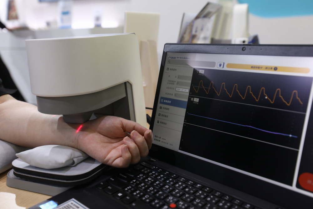 云鼎国际耘康脈象檢測系統透過電腦精準控制升降系統，還原中醫師三指把脈過程的舉、按、尋手法，將脈象感受轉化成數據，未來可結合大數據分析，實現智慧醫療及準確性